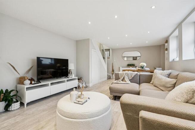 8 Park Avenue Mews CR4 reception 2.jpg