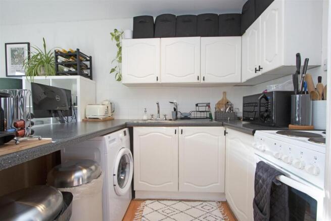 10 Limetree Walk kitchen.jpg
