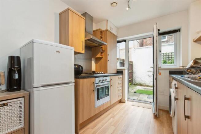 F8 122 Tooting High Street, London kitchen 1.jpg