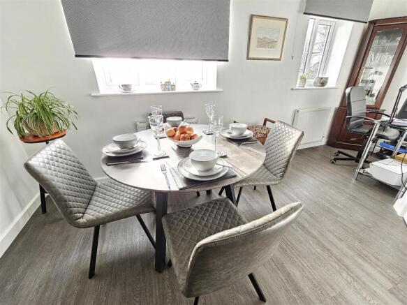 Dining area (2).jpg