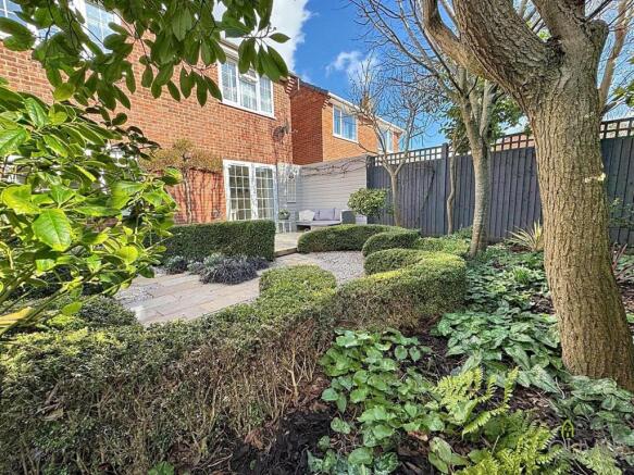 REAR GARDEN / SIDE GARDEN
