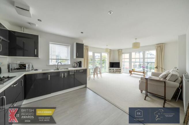 Kitchen & Lounge.