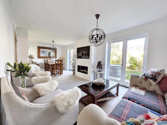 Lounge/Dining Room