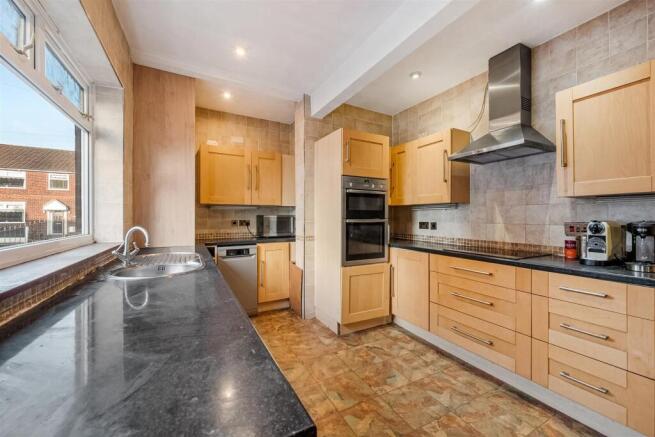 Kitchen (2).jpg