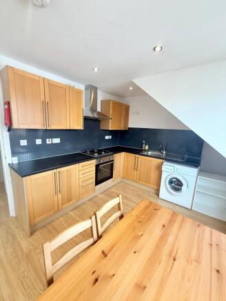 Spacious Two-Bedroom Top Floor Flat ¿ Stamford 