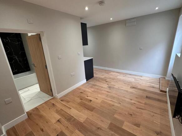 Self-contained studio Flat For Rent In the Fullwe