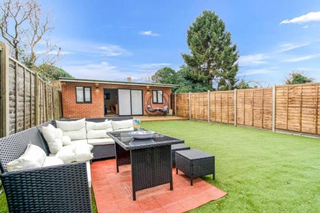 Modern 3-4 bedroom Flat To Let In Uxbridge Area -
