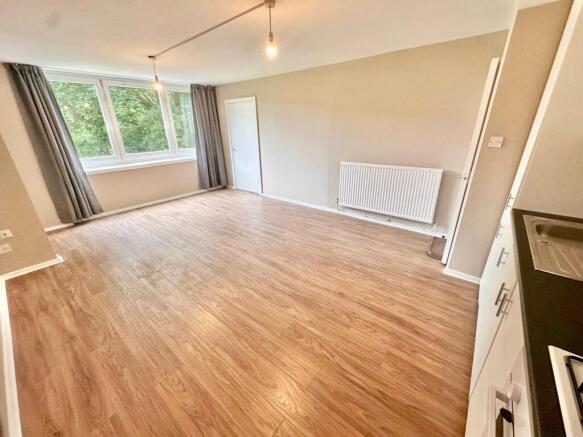 Well-presented three bedroom ground-floor flat fo