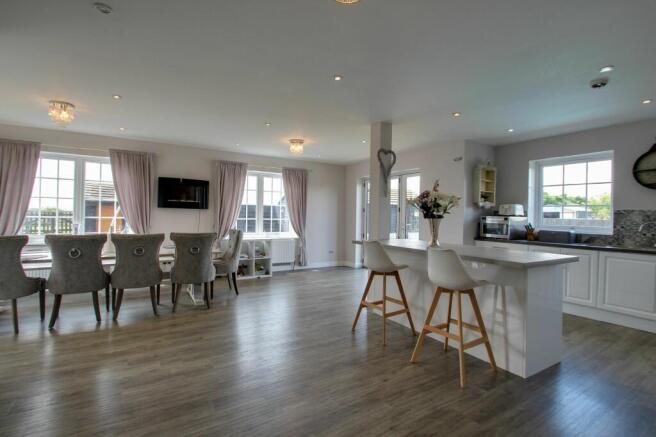KITCHEN/DINER/FAMILY ROOM