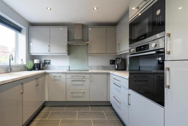 31 Ashbrook Crescent_9.jpg