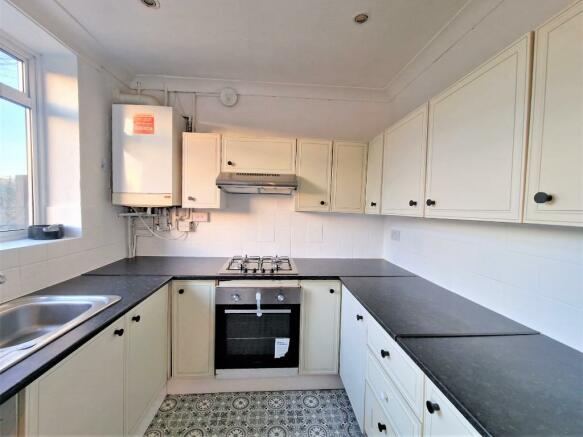 3 bedroom end of terrace house to rent Langley