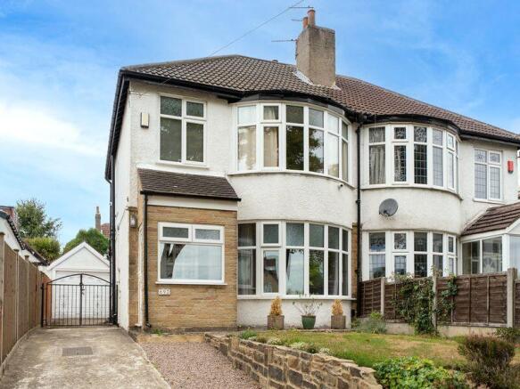 Spacious 3-Bedroom Semi-Detached with Garden & Dr
