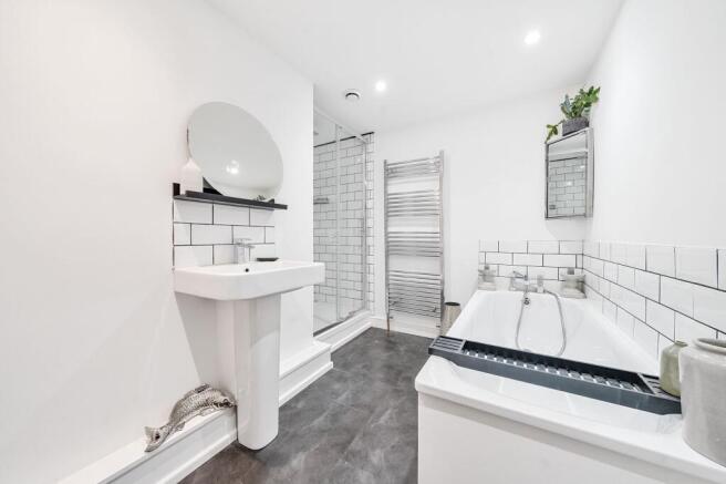 Bathroom W.C (2)
