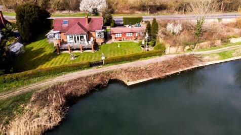 Chertsey Road, Chertsey, Surrey, TW17