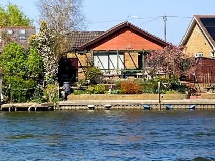 Thames Meadow, Shepperton, Surrey, TW17