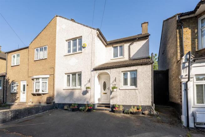 Hale End Road IG8