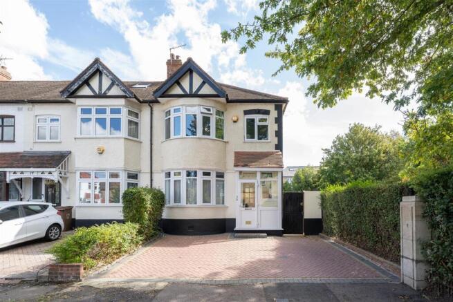 Waverley Avenue, E4
