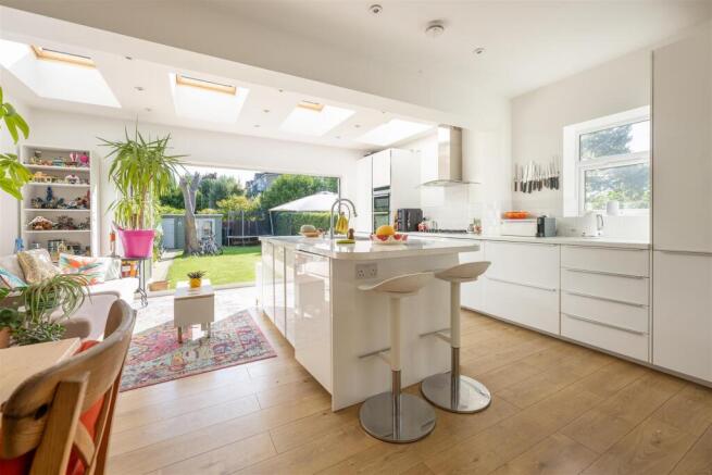 Waverley Avenue, E4