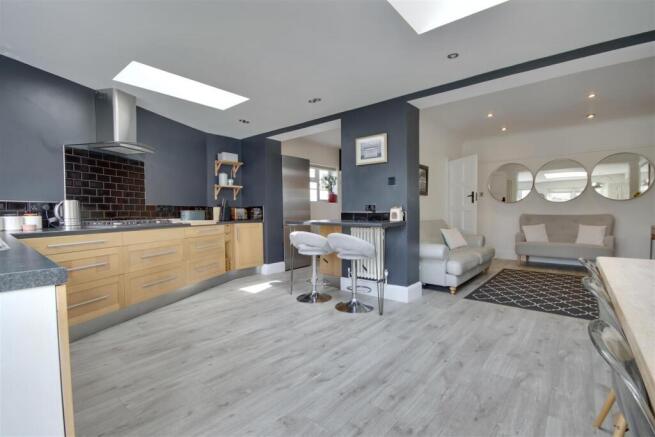 KITCHEN/BREAKFAST ROOM