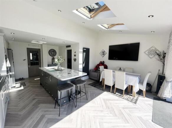 KITCHEN/ DINER