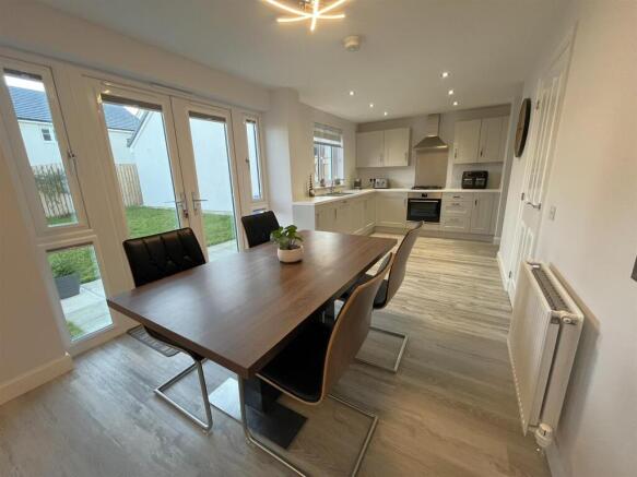 DINING / KITCHEN / FAMILY
