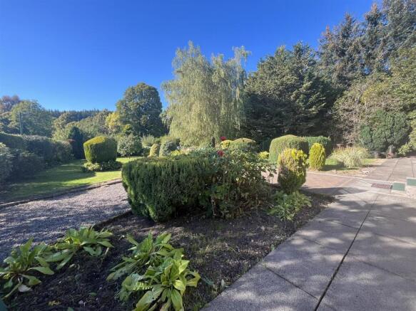 FRONT GARDEN