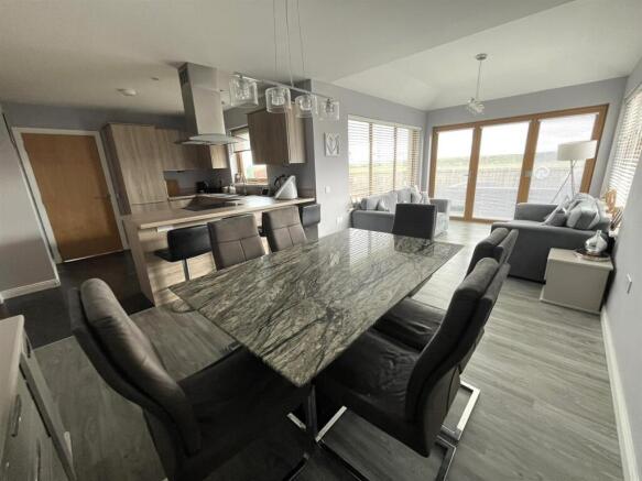 OPEN PLAN KITCHEN / DINING / SUN ROOM