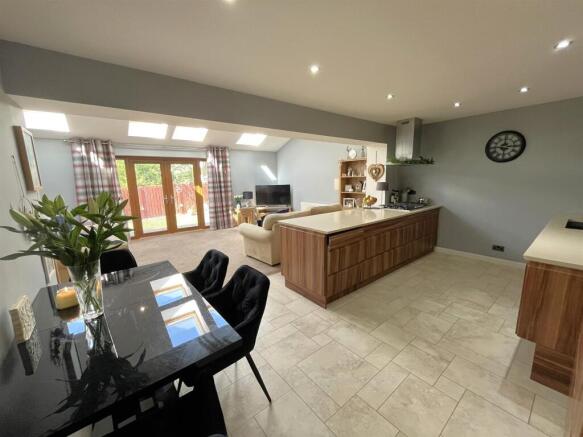 OPEN PLAN DINING / KITCHEN / FAMILY