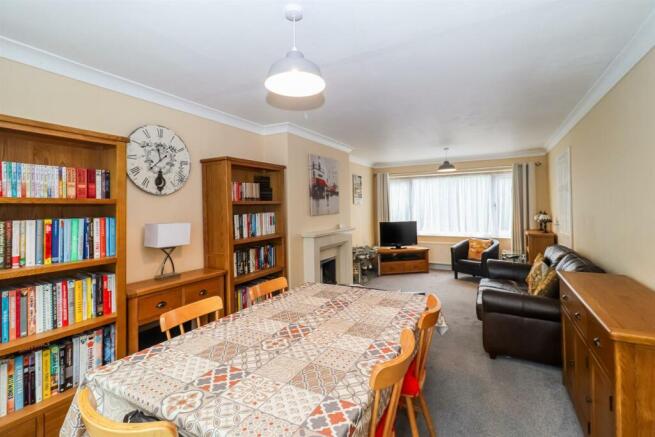 LOUNGE/DINING ROOM