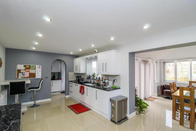 KITCHEN/DINING ROOM