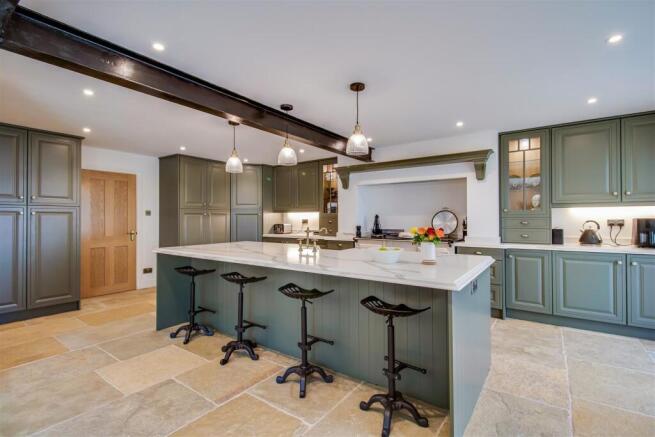 KITCHEN/BREAKFAST ROOM