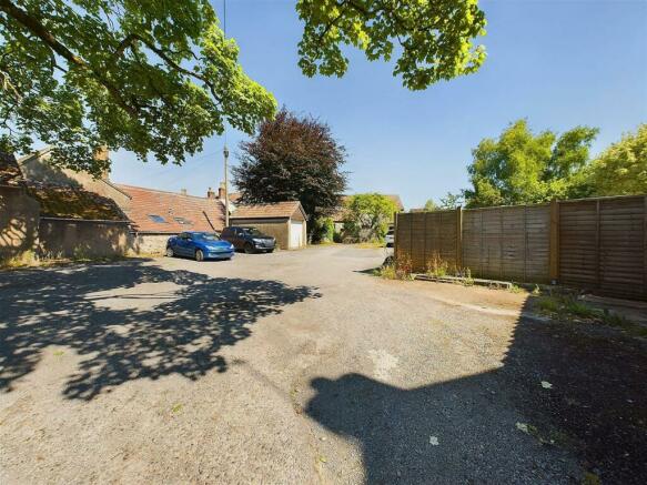 5-BEDROOM HOUSE FOR AUCTION - YATTON (23).jpg