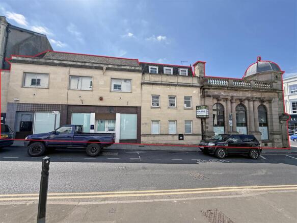 3 - Substantial former bank for Auction, Stroud.jp