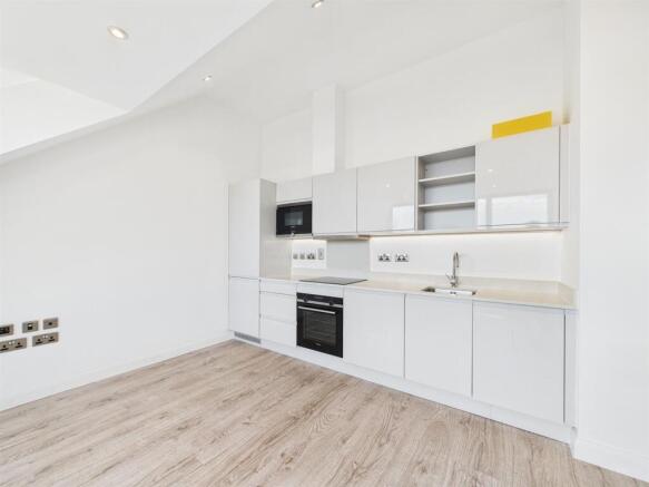 4 - Modern 2-Bedroom Flat for Auction in Bath.jpg