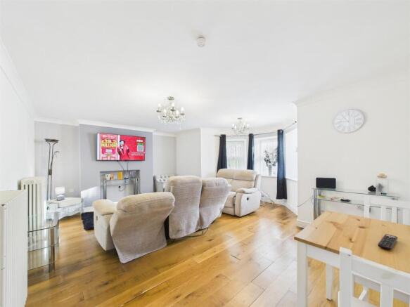 2 - Spacious Garden Flat for Auction, Kingswood.jp