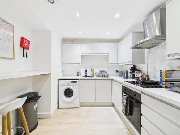 3 - Spacious Garden Flat for Auction, Kingswood.jp