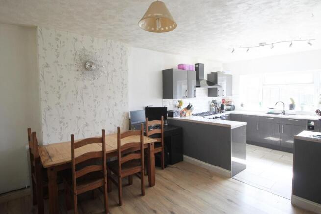 Kitchen diner.JPG