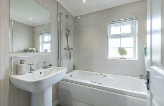 Omar-Middleton-Park-Home-Bathroom-scaled-700x450