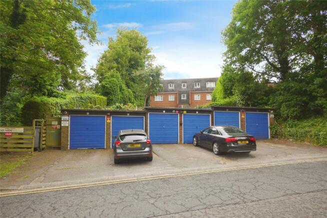 Garage/Parking Space