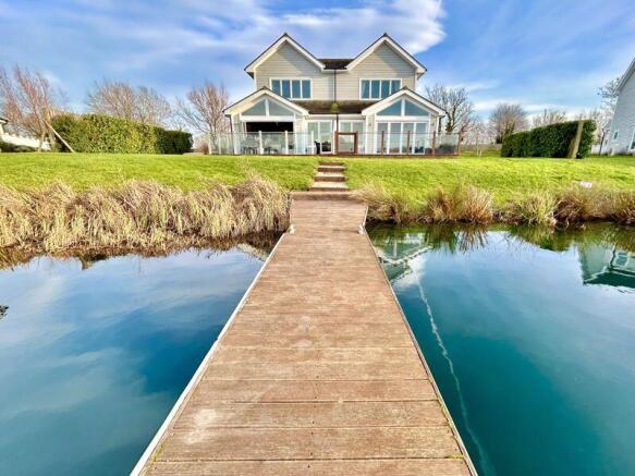 Pontoon back to house