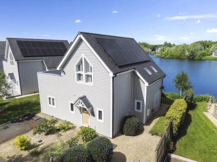 35 Summer Lake, Spine Road, South Cerney, GL7 5LW