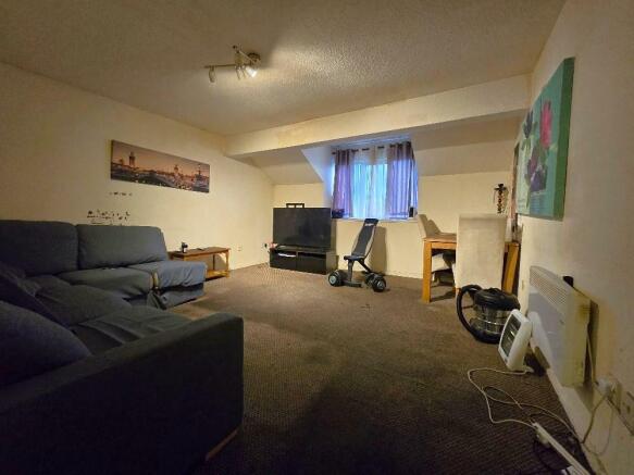 Lansdowne Court, Paynes Lane - Lounge.jpg