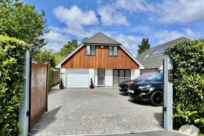 4 Bedroom Detached Chalet for Sale