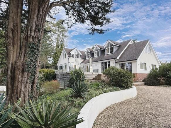 6 Bedroom Detached House for Sale