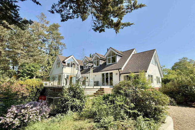 6 Bedroom Detached House for Sale