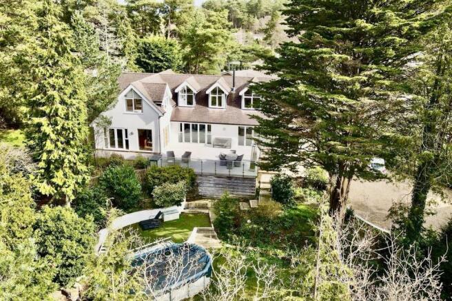 6 Bedroom Detached House for Sale