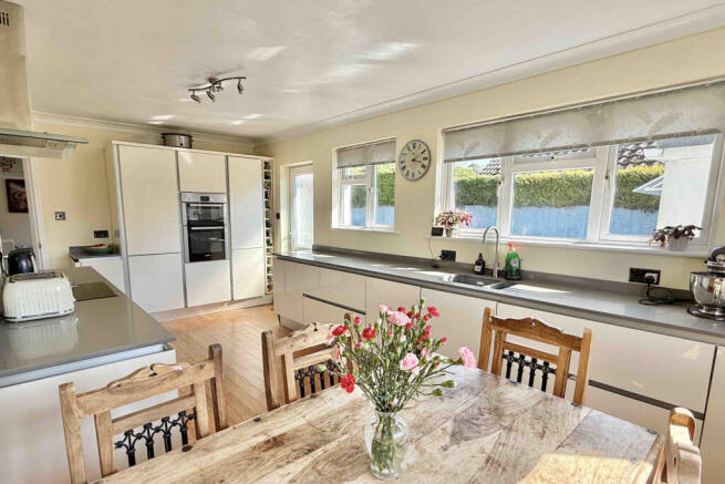 4 bed detached chalet