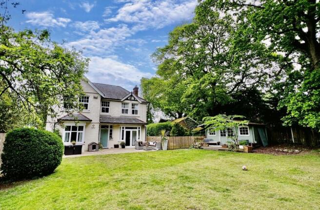 4/5 bedroom detached house with annexe