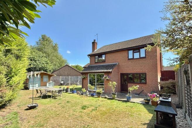 4 BED DETACHED FAMILY HOME
