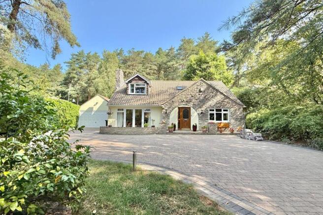 5 bedroom detached chalet home